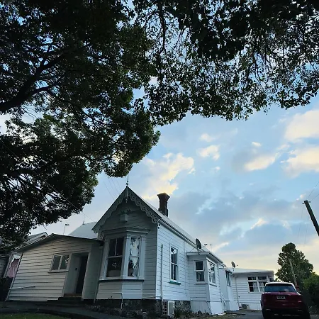 100-Year-Old Building At The Foot Of Mount Eden Park,5 Minutes To City, Bus At The Door,